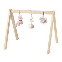 Holzbogen mit hängendem Spielzeug